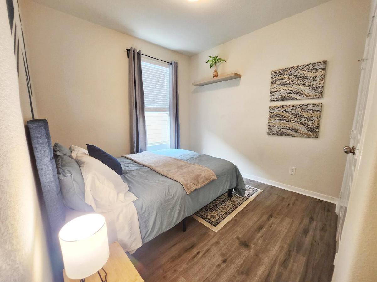 4 Bedroom Home Near Downtown Med Center Nrg Stadium Pearland Skyview Long By Ion Rentals Houston Esterno foto